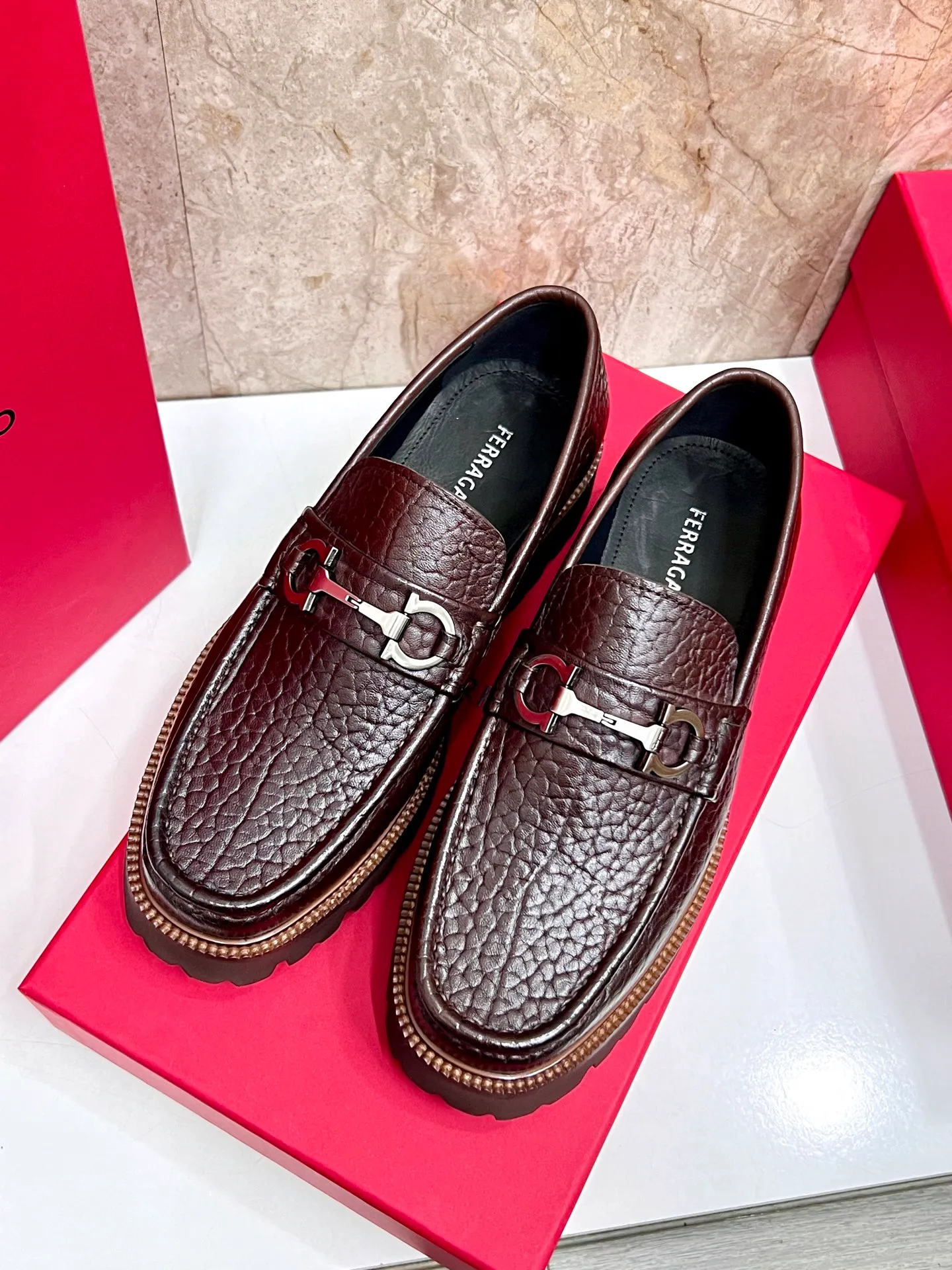 Original quality P580 Brand: Ferragamo Standard size: Men's size 38/44 (45.46 can be customized) Grade: Same style as the official website High-quality men's shoes Material: Customized first-layer calfskin with water-dyed cowhide lining Cowhide tiptoe Original non-slip and wear-resistant rubber outsole Style category: Men's formal business leather shoes are young and fashionable European and American trends British style Casual matching and comfortable feet Color: actual picture